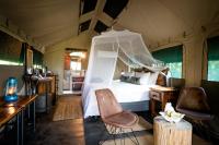 Umkumbe Bush Lodge - Luxury Tented Campにあるキッチンまたは簡易キッチン