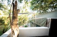 Umkumbe Bush Lodge - Luxury Tented Campにある庭