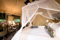 Umkumbe Bush Lodge - Luxury Tented Campにあるベッド