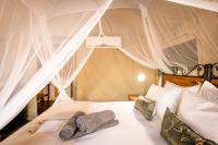 Umkumbe Bush Lodge - Luxury Tented Campにあるベッド