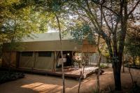 Umkumbe Bush Lodge - Luxury Tented Campにある庭