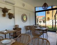 Hôtel L'Escale Coté Portにあるレストランまたは飲食店