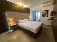 Hôtel L'Escale Coté Portにあるベッド