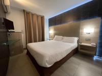 Hôtel L'Escale Coté Portにあるベッド