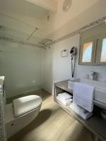 Hôtel L'Escale Coté Portにあるバスルーム