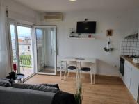 Kuchyňa alebo kuchynka v ubytovaní Apartmani Mali