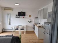 Kuchyňa alebo kuchynka v ubytovaní Apartmani Mali
