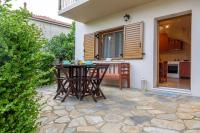 Patio alebo iná vonkajšia časť ubytovania Small House with Garden & View