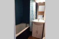 a bathroom with a sink and a bath tub at Appartement avec jardin Gruissan in Gruissan