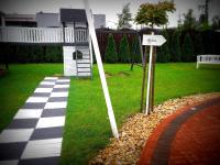 チェンストホヴァにあるHotel Constancjaの家の隣の庭の看板