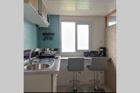 O bucătărie sau chicinetă la Studio lumineux vue exceptionnelle sur la mer
