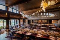 uma sala de jantar com mesas e cadeiras e um lustre em Disney Explorers Lodge em Hong Kong