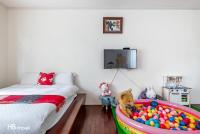 a bedroom with a large tub filled with balls at Shan Tyi Homestay in Ji&#39;an
