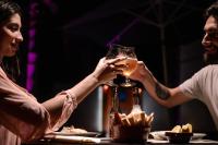 due persone sedute a un tavolo con un bicchiere di vino di Hotel Termal Emperatriz Termas de Río Hondo a Termas de Río Hondo