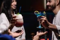 un gruppo di persone che tengono in mano un drink di Hotel Termal Emperatriz Termas de Río Hondo a Termas de Río Hondo