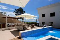 Piscina a MODENA MARIS-heated pool-grill-relax-jacuzzi apartments o a prop
