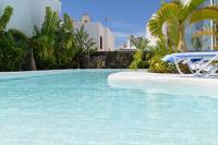 Basen w obiekcie AquaBlanca Suite Chic Deluxe, en Punta Mujeres lub w pobliżu