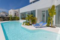 Basen w obiekcie AquaBlanca Suite Chic Deluxe, en Punta Mujeres lub w pobliżu