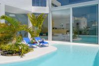 Basen w obiekcie AquaBlanca Suite Chic Deluxe, en Punta Mujeres lub w pobliżu