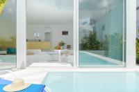 Basen w obiekcie AquaBlanca Suite Chic Deluxe, en Punta Mujeres lub w pobliżu