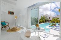 Basen w obiekcie AquaBlanca Suite Chic Deluxe, en Punta Mujeres lub w pobliżu