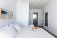 Posteľ alebo postele v izbe v ubytovaní Amperian Mykonos Suites & Villas