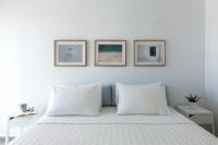 Posteľ alebo postele v izbe v ubytovaní Amperian Mykonos Suites & Villas
