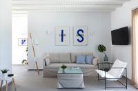 Televízia a/alebo spoločenská miestnosť v ubytovaní Amperian Mykonos Suites & Villas
