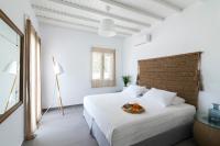 Posteľ alebo postele v izbe v ubytovaní Amperian Mykonos Suites & Villas