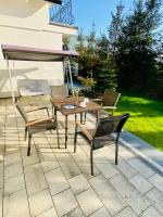 Patio alebo iná vonkajšia časť ubytovania Apartamenty Różany Ogród