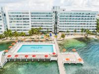 Una vista aérea de un hotel con piscina y un edificio. en GHL Hotel Sunrise, en San Andrés