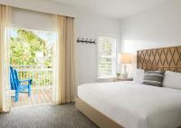 Ein Bett oder Betten in einem Zimmer der Unterkunft Parrot Key Hotel &amp; Villas