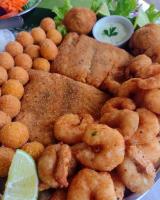 un plato de comida con camarones y salsa de inmersión en Pousada e Restaurante Dona Siroba, en Morretes