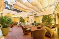 A seating area at Hotel S. Anna