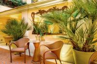 A seating area at Hotel S. Anna