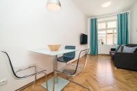 TV a/nebo společenská místnost v ubytování Newly renovated 1-bed apartment at Charles Bridge