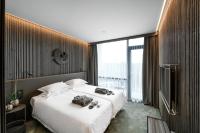 ein Schlafzimmer mit großem Bett und großem Fenster in der Unterkunft Mana Sleep &amp; Spa in Druskininkai