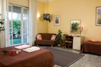 A seating area at Argentiere Room Apartments