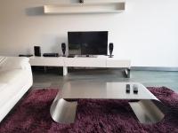 TV a/nebo společenská místnost v ubytování Sunshine Villa with Optionally Heated Pool 150m above Ocean & Sandy Beach
