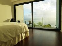 Postel nebo postele na pokoji v ubytování Sunshine Villa with Optionally Heated Pool 150m above Ocean & Sandy Beach