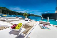 Bazén v ubytovaní Villa Sol del Mar III alebo v jeho blízkosti