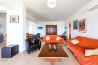 Posezení v ubytování Seafront Villa Ocean Pearl - Private Beach Area & Pool