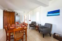 Posezení v ubytování Seafront Villa Ocean Pearl - Private Beach Area & Pool