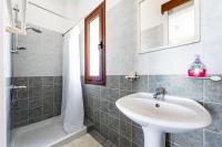 Koupelna v ubytování Seafront Villa Ocean Pearl - Private Beach Area & Pool
