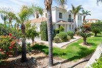 Zahrada ubytování Seafront Villa Ocean Pearl - Private Beach Area & Pool