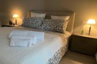 A bed or beds in a room at Loft Orlando 52