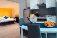 A kitchen or kitchenette at Loft Orlando 52