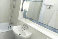 Un ba&ntilde;o de Kyriad Direct Lyon Sud - Chasse-Sur-Rh&ocirc;ne