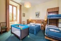 Łóżko lub łóżka w pokoju w obiekcie Hotel Trastevere