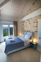 Postel nebo postele na pokoji v ubytování Astrali Stone Villas